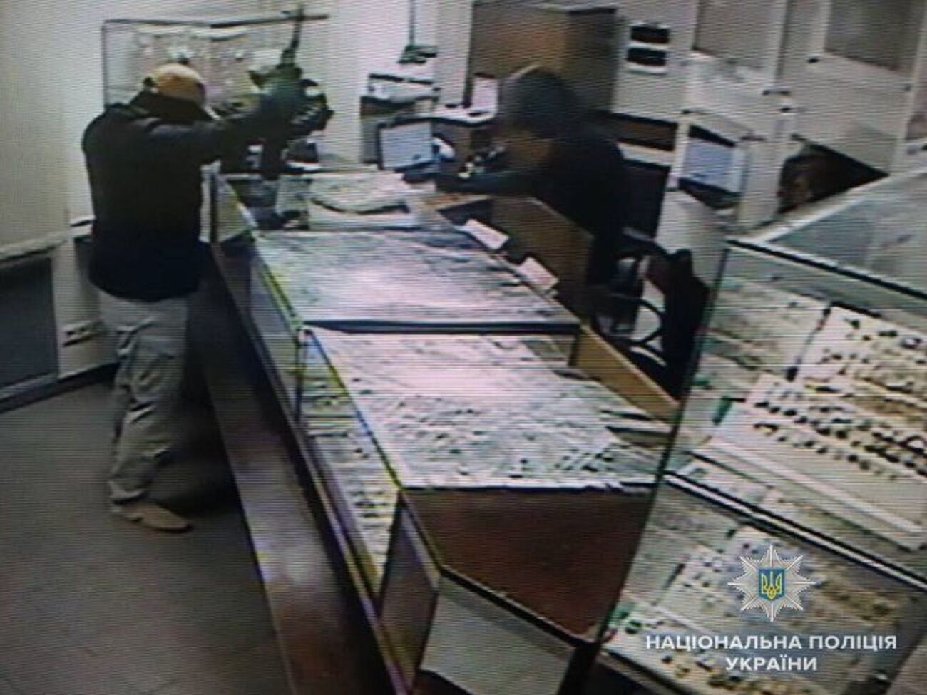 Нападавшие в масках застрелили охранника и похитили ювелирные изделия на 5 млн грн