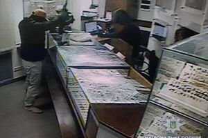 Нападавшие в масках застрелили охранника и похитили ювелирные изделия на 5 млн грн