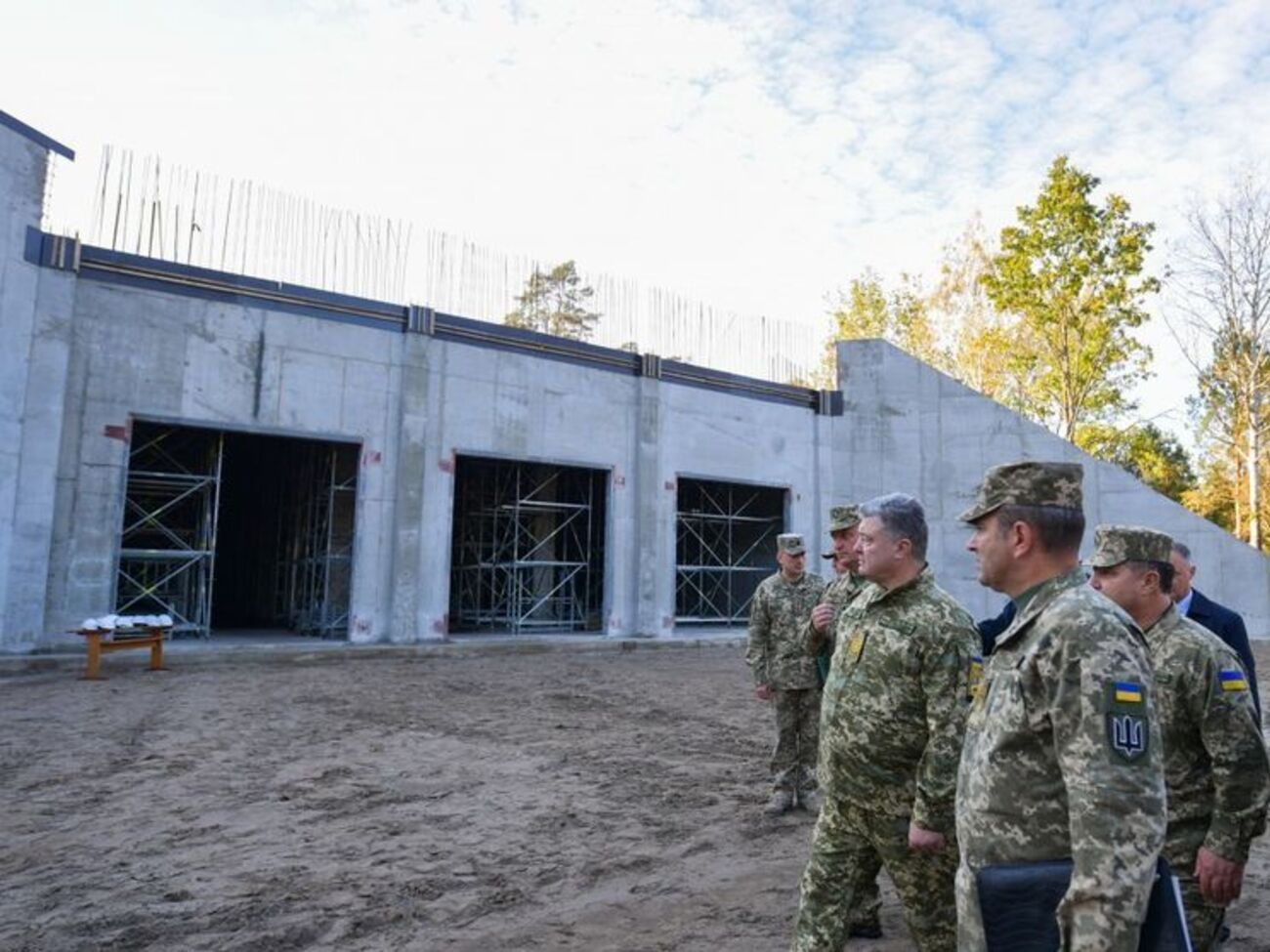 Порошенко во время рабочей поездки в Хмельницкую область 11 октября проинспектировал ход строительства современного арсенала для хранения боеприпасов
