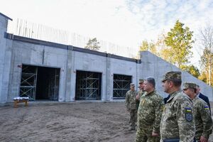 Порошенко во время рабочей поездки в Хмельницкую область 11 октября проинспектировал ход строительства современного арсенала для хранения боеприпасов