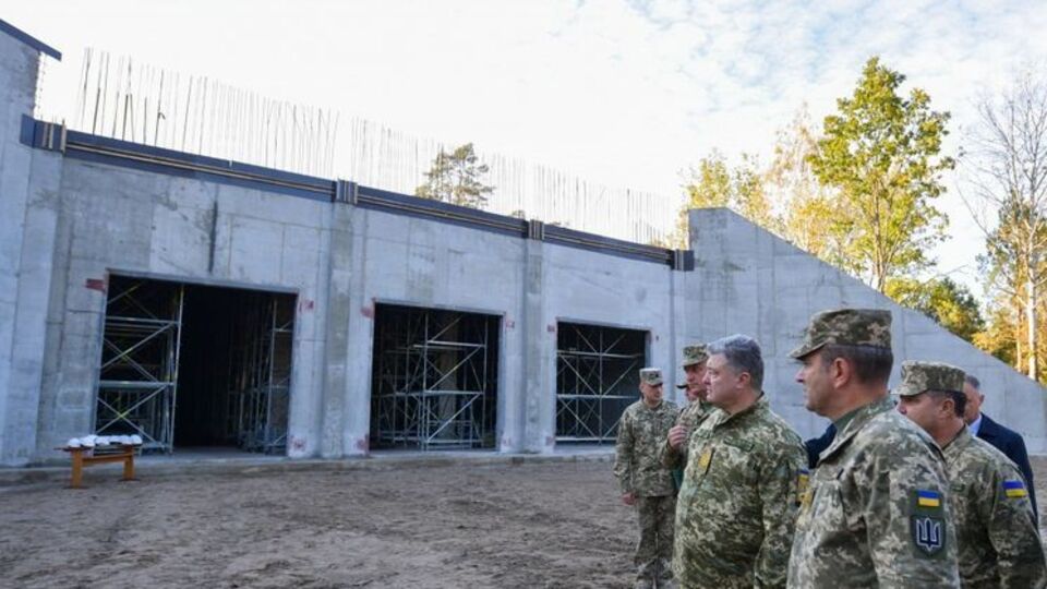 Порошенко під час робочої поїздки в Хмельницьку область 11 жовтня проінспектував перебіг будівництва сучасного арсеналу зберігання боєприпасів