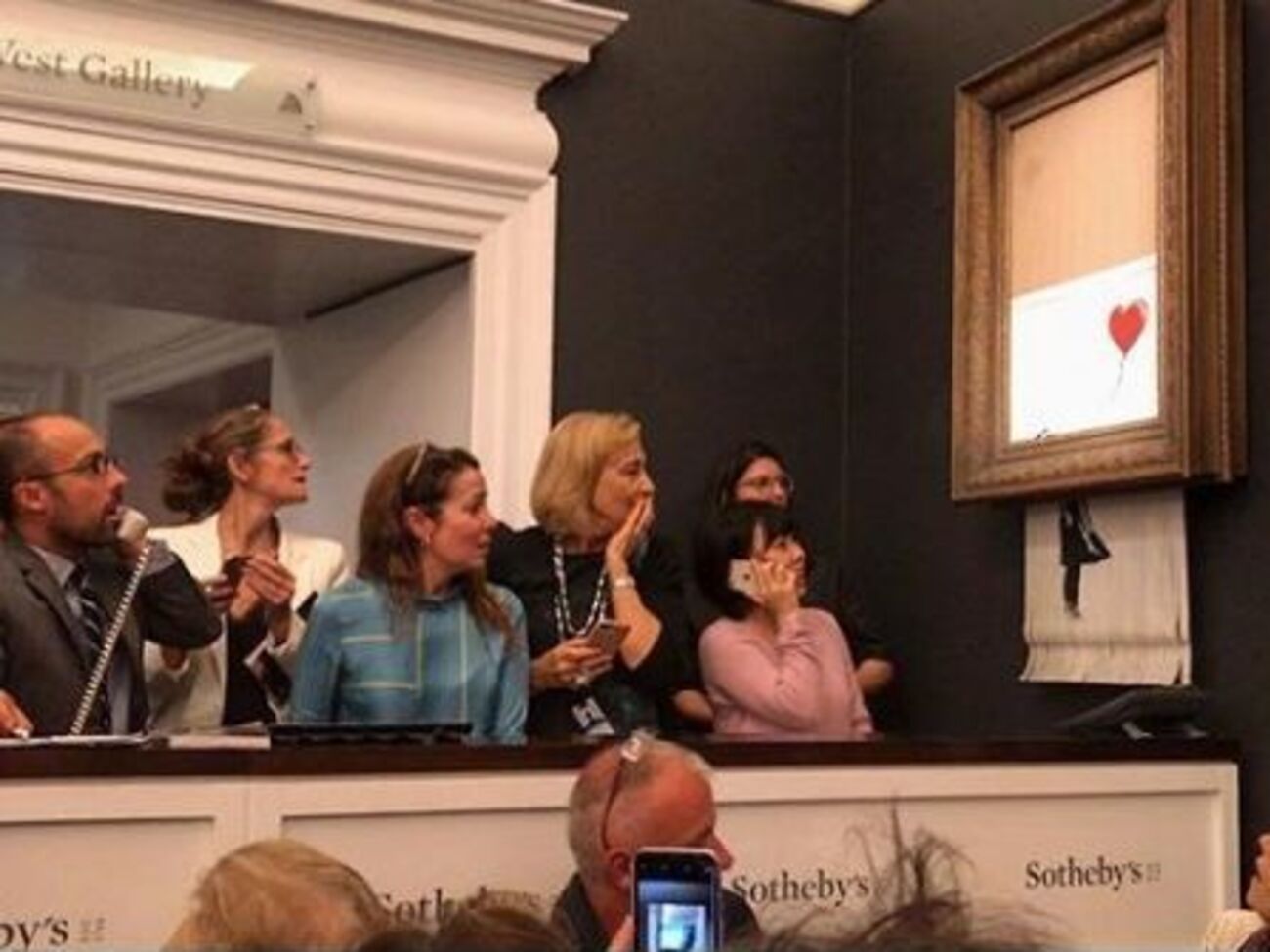 Новая работа получила название "Любовь в мусорном баке"