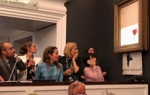 Новая работа получила название "Любовь в мусорном баке"