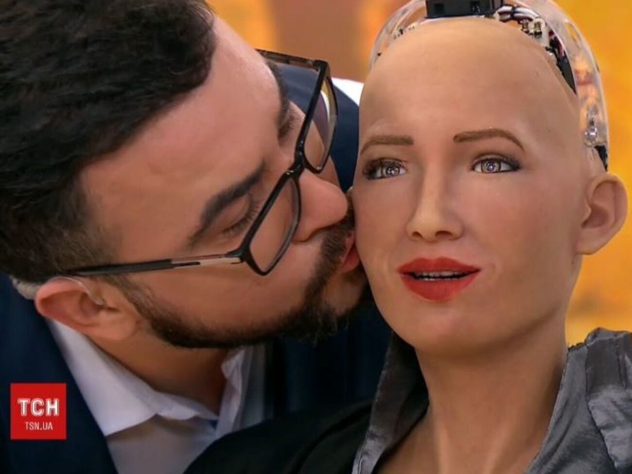 Робот Софія погодилася на поцілунок