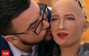 Робот Софія погодилася на поцілунок