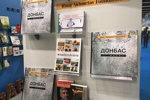 "Донбас і Мирні" – це 11 історій мирних жителів Краматорська, Бахмута, Авдіївки, Красногорівки, Пісків та інших населених пунктів, які опинилися в епіцентрі конфлікту на Донбасі
