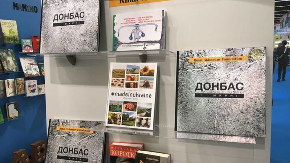 "Донбасс и Мирные" – это 11 историй мирных жителей Краматорска, Бахмута, Авдеевки, Красногоровки, Песок и других населенных пунктов, оказавшихся в эпицентре конфликта на Донбассе