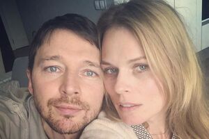 Фреймут позувала із чоловіком