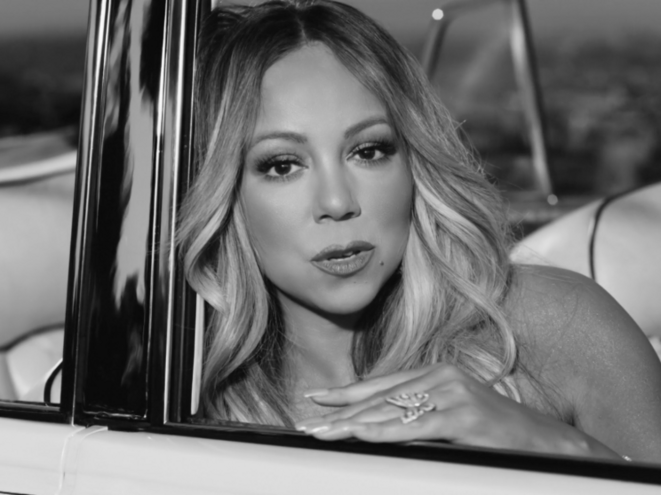 Кэри снялась в черно-белом ролике