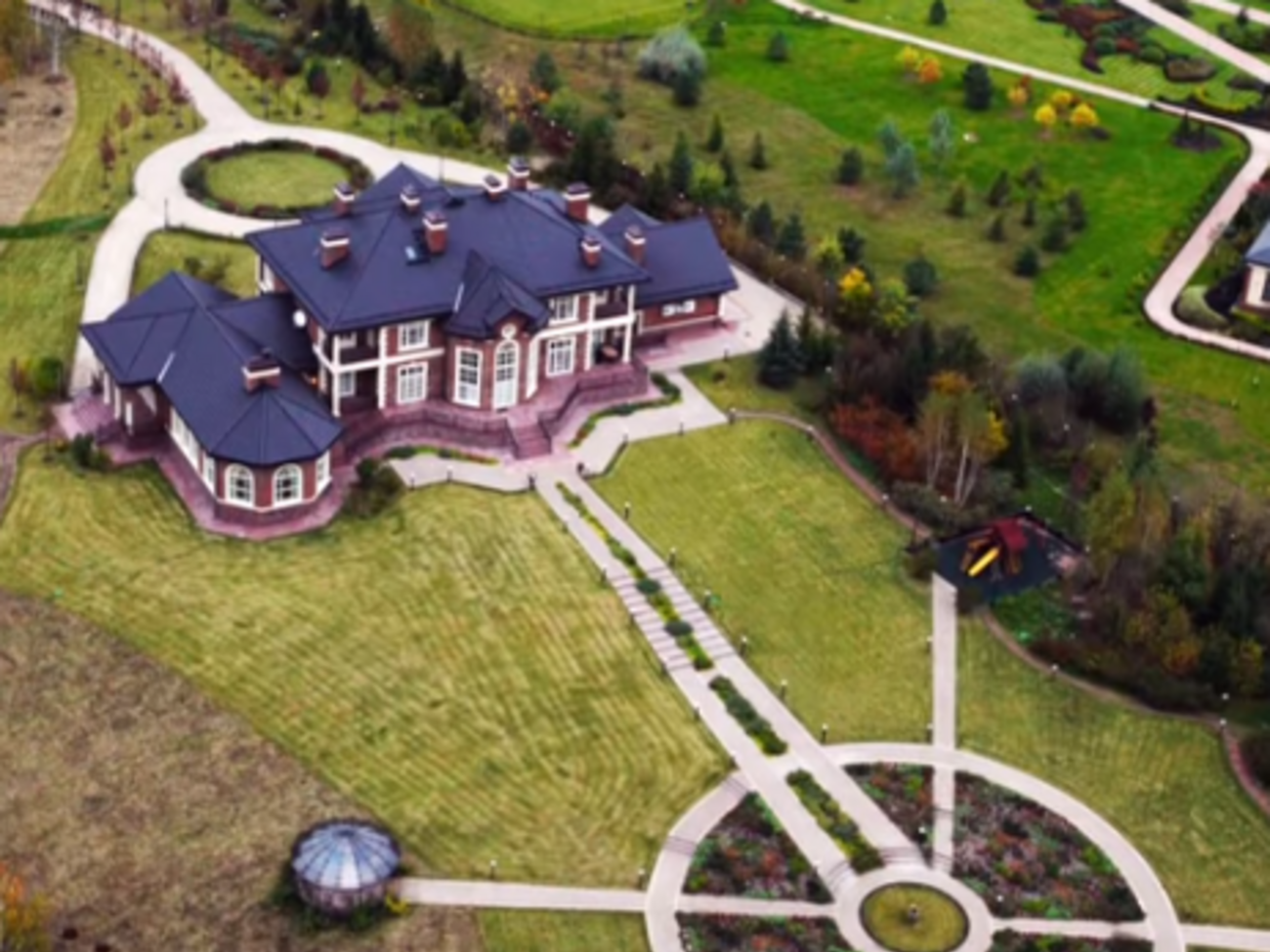 У Николая Токарева дача в подмосковном Акулинино, которая оформлена на его жену