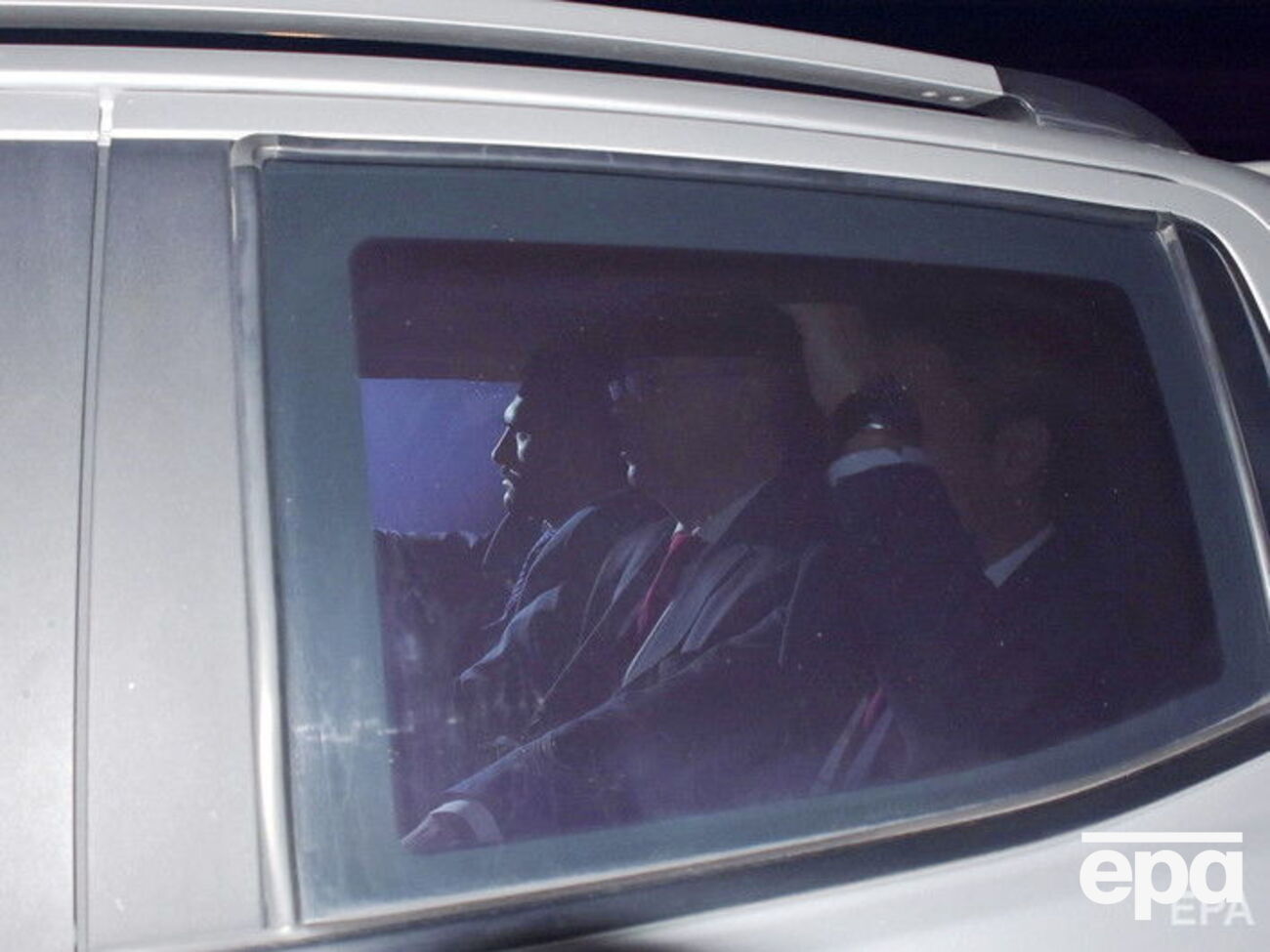 Брансона (в центре) освободили в зале суда