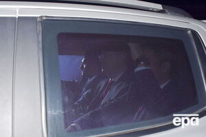 Брансона (в центре) освободили в зале суда