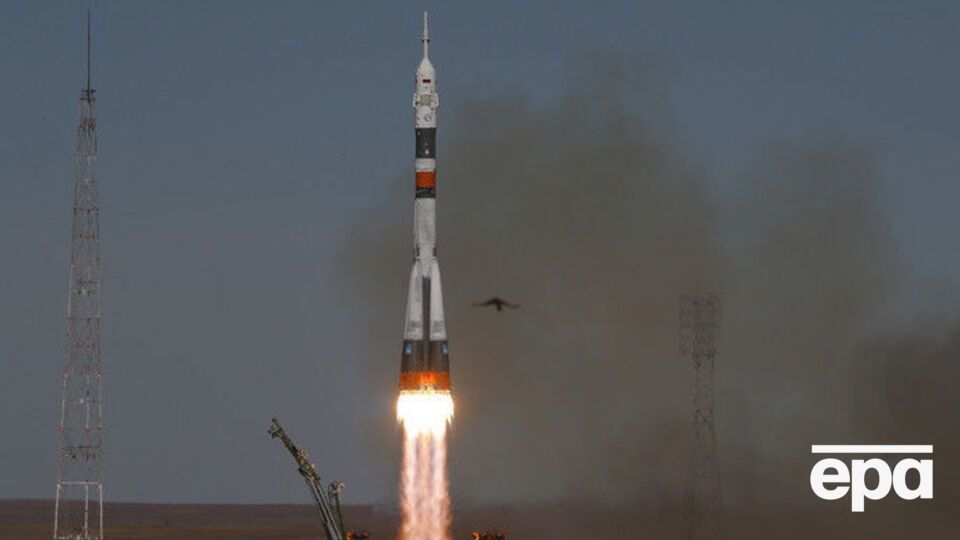 Аварийный блок первой ступени ракеты-носителя "Союза МС-10" ударился о центральный блок и повредил его