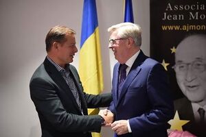 Ляшко рассказал о реформировании украинского парламента на встрече, организованной Пэтом Коксом (справа)