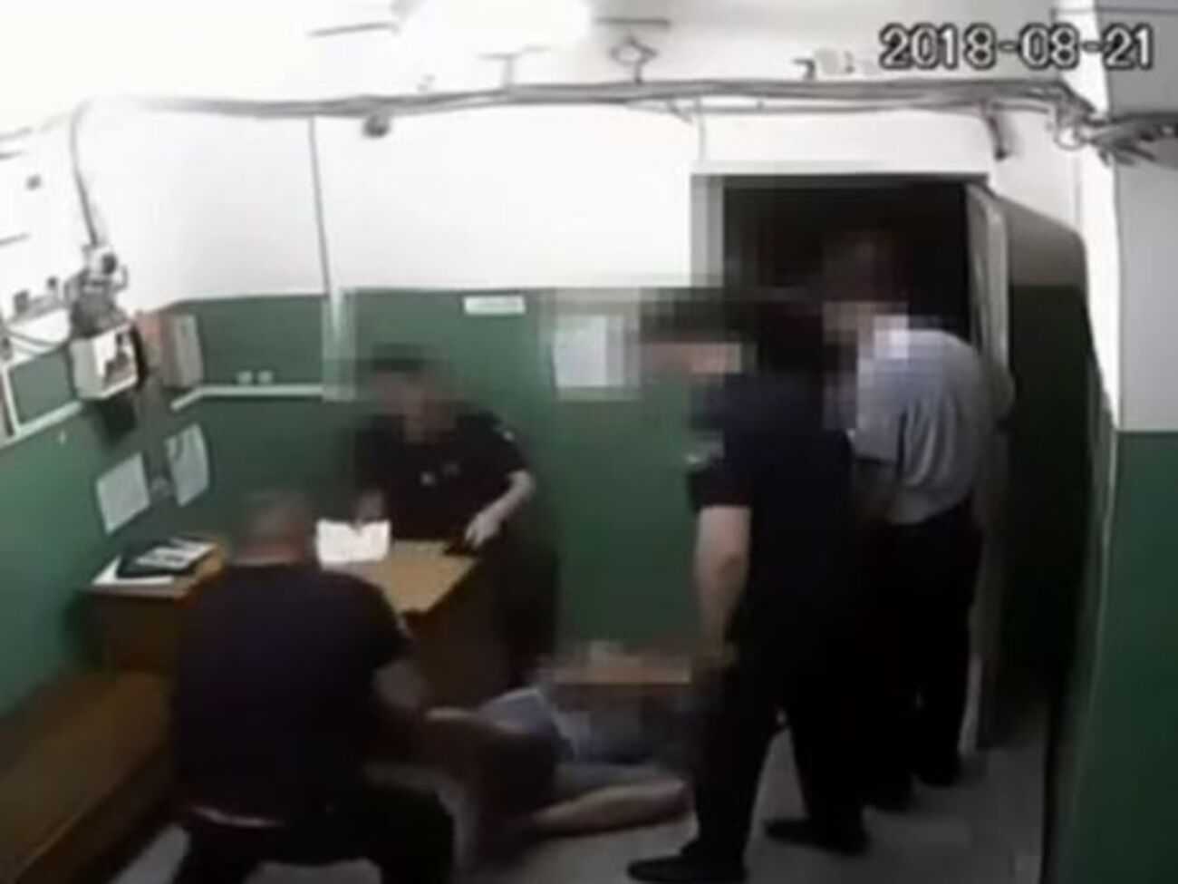 Полицейские избивали пассажиров ногами, руками, а также подручными средствами