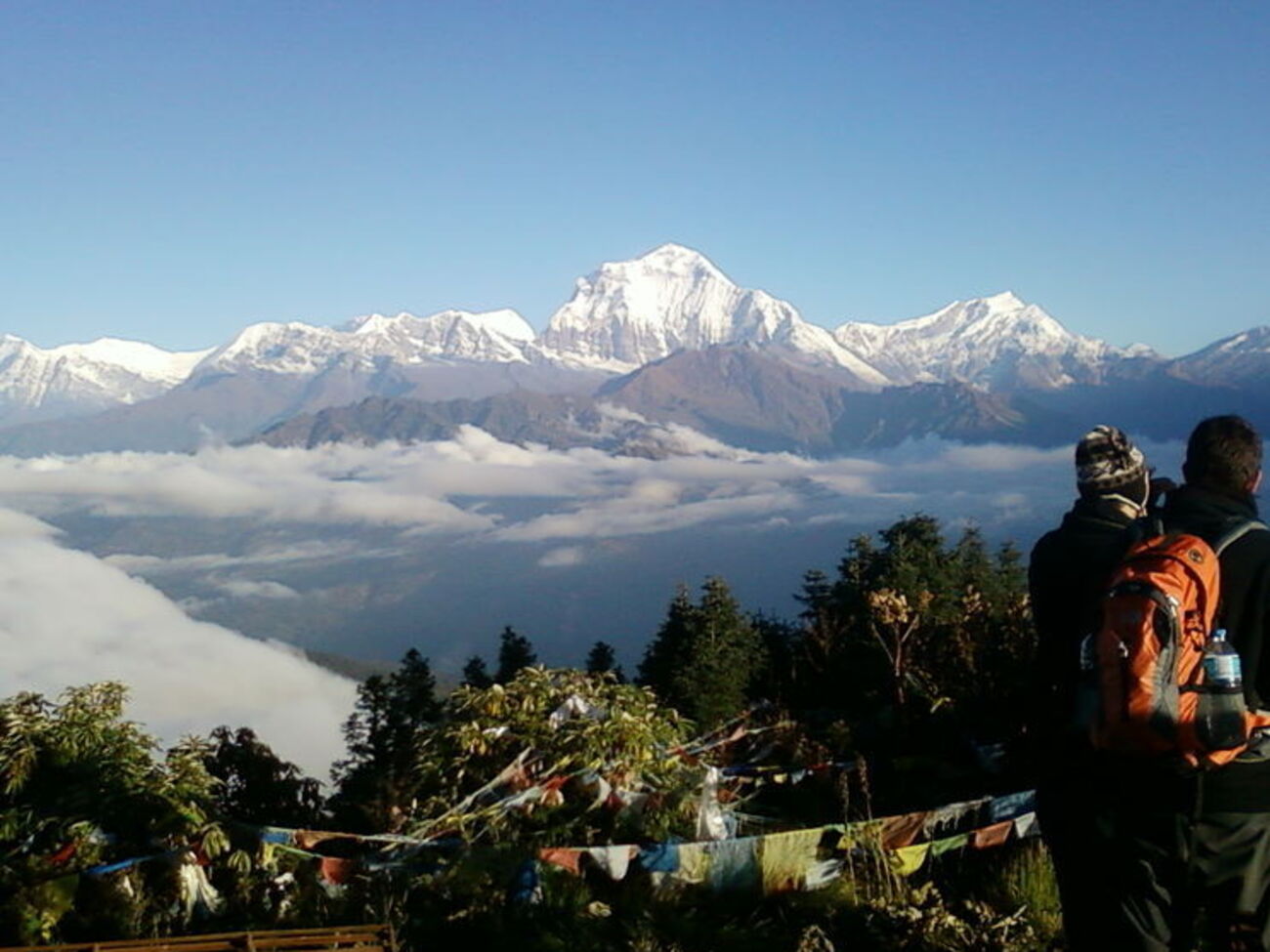 У базовому таборі на півдорозі до вершини альпіністи чекали сприятливої погоди
