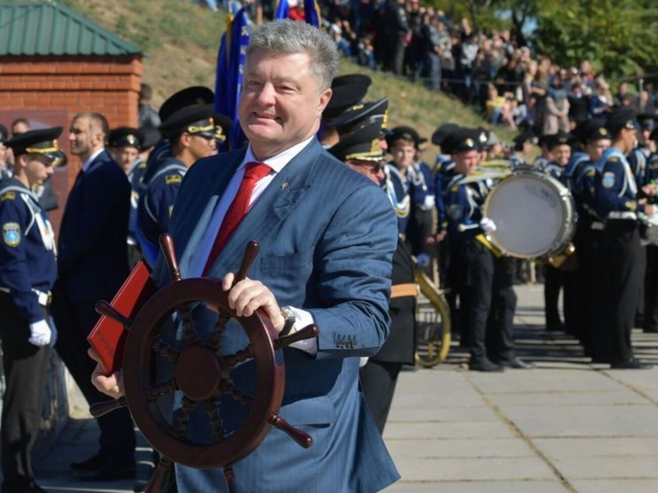 Порошенко привітав захисників, які "міцно тримають зброю в руках"