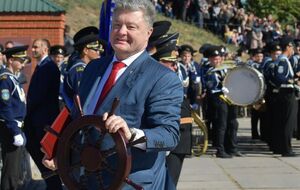Порошенко поздравил защитников, которые "крепко держат оружие в руках"