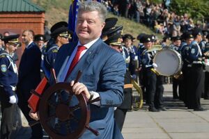 Порошенко поздравил защитников, которые "крепко держат оружие в руках"