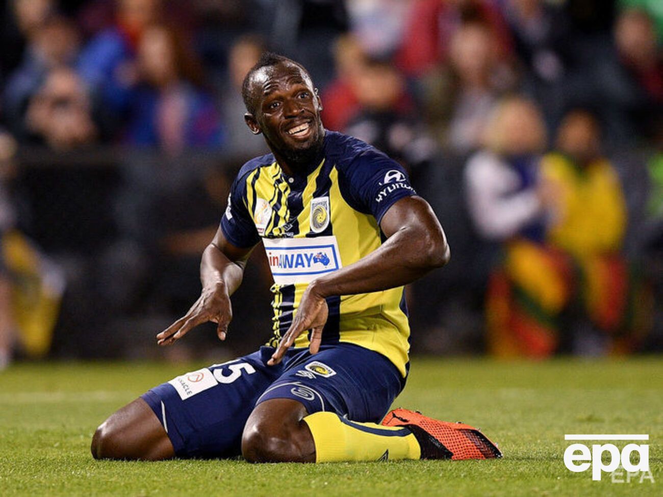 Болт дебютировал в профессиональном футболе в сентябре