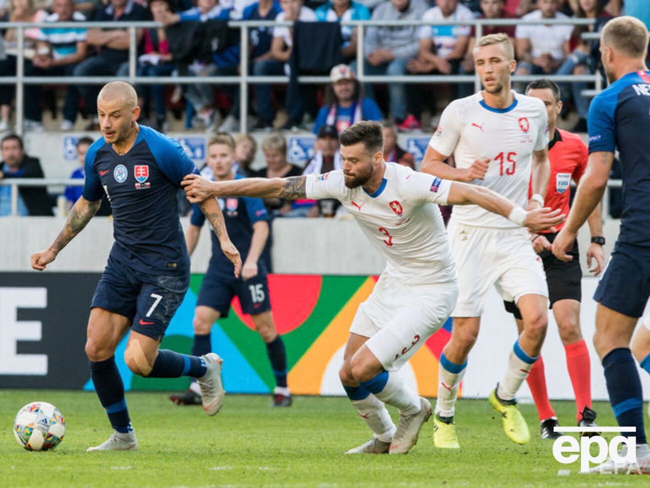 Словаки (в темних футболках) програли на своєму стадіоні