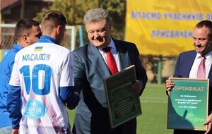 Порошенко і Павелко вручили Масалову сертифікат на будівництво стадіону