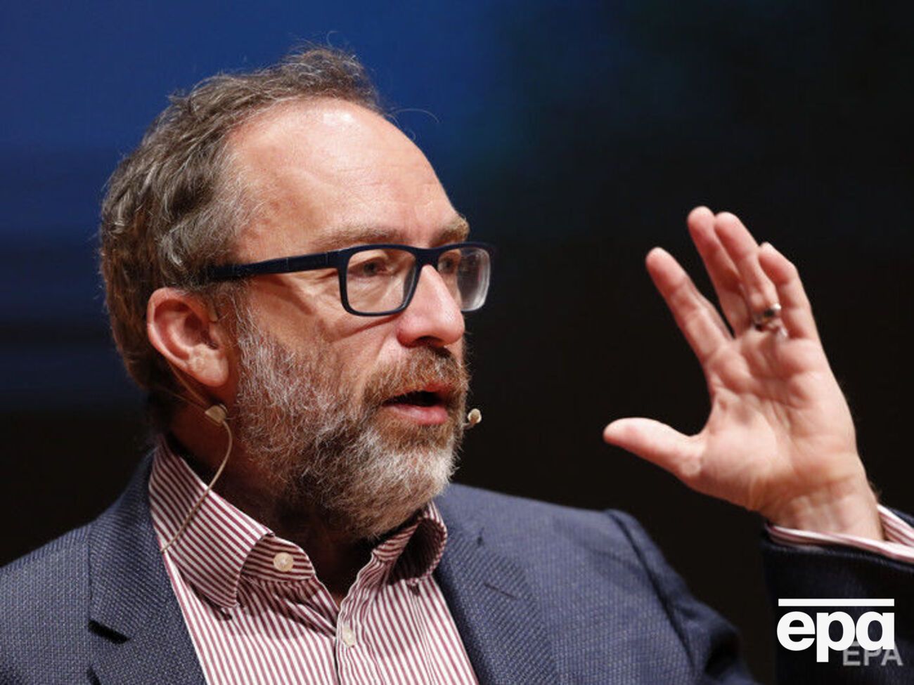 По мнению Уэйлса, "Википедия" должна приложить все усилия, чтобы хотя бы объяснить существующие конфликты