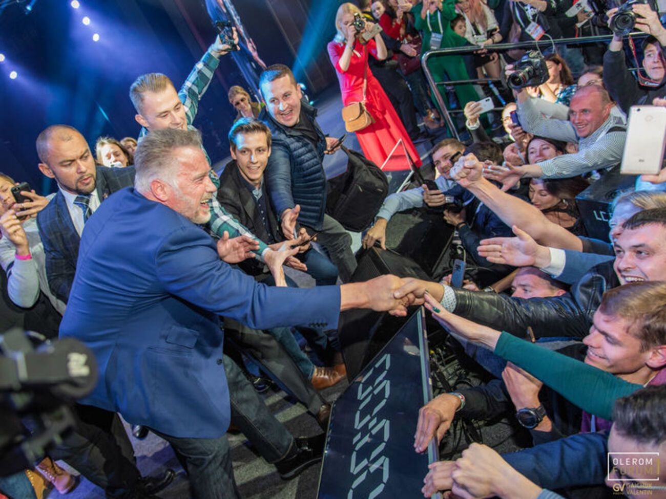 На четвертому Olerom Forum One у Києві виступили Шварценеггер і робот Софія. Фоторепортаж