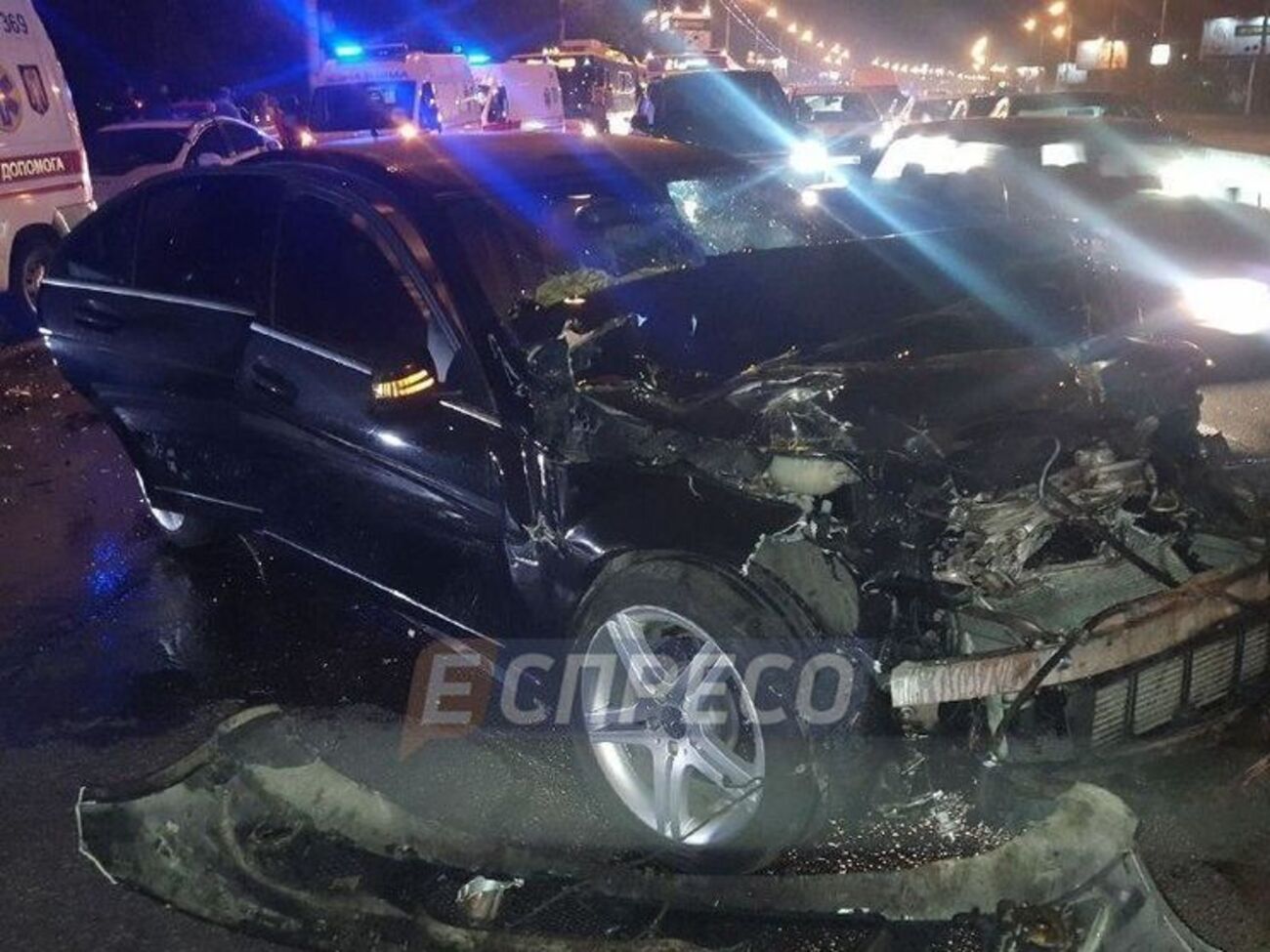 Увечері водій Mercedes в'їхав у маршрутку