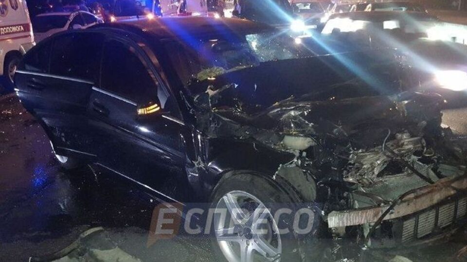 Увечері водій Mercedes в'їхав у маршрутку