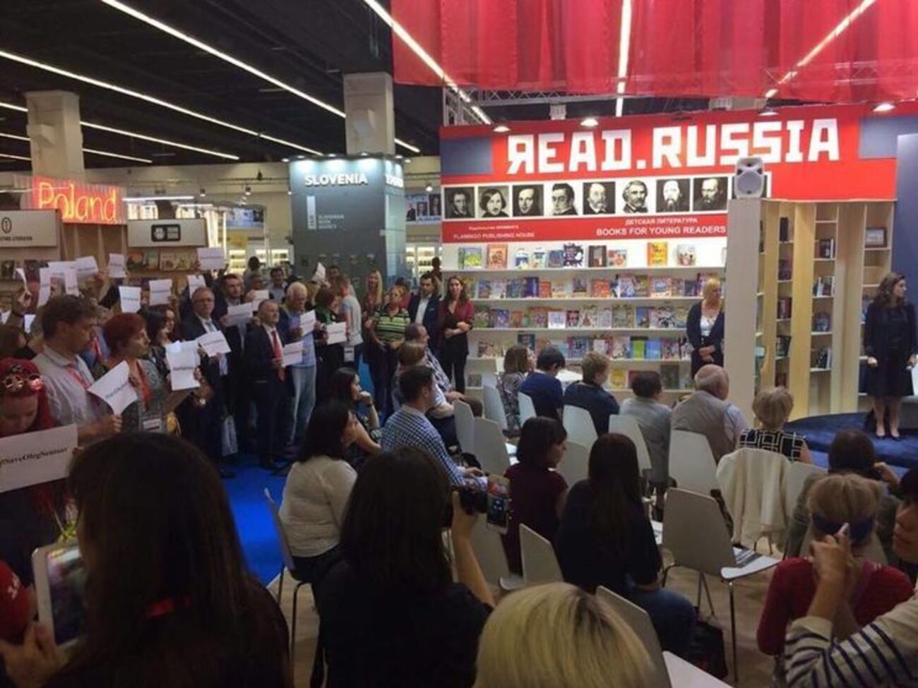 Алієв сказав, що свій стенд росіяни оформили "в агресивному червоному тоні з радянським шрифтом і без тіні смаку"