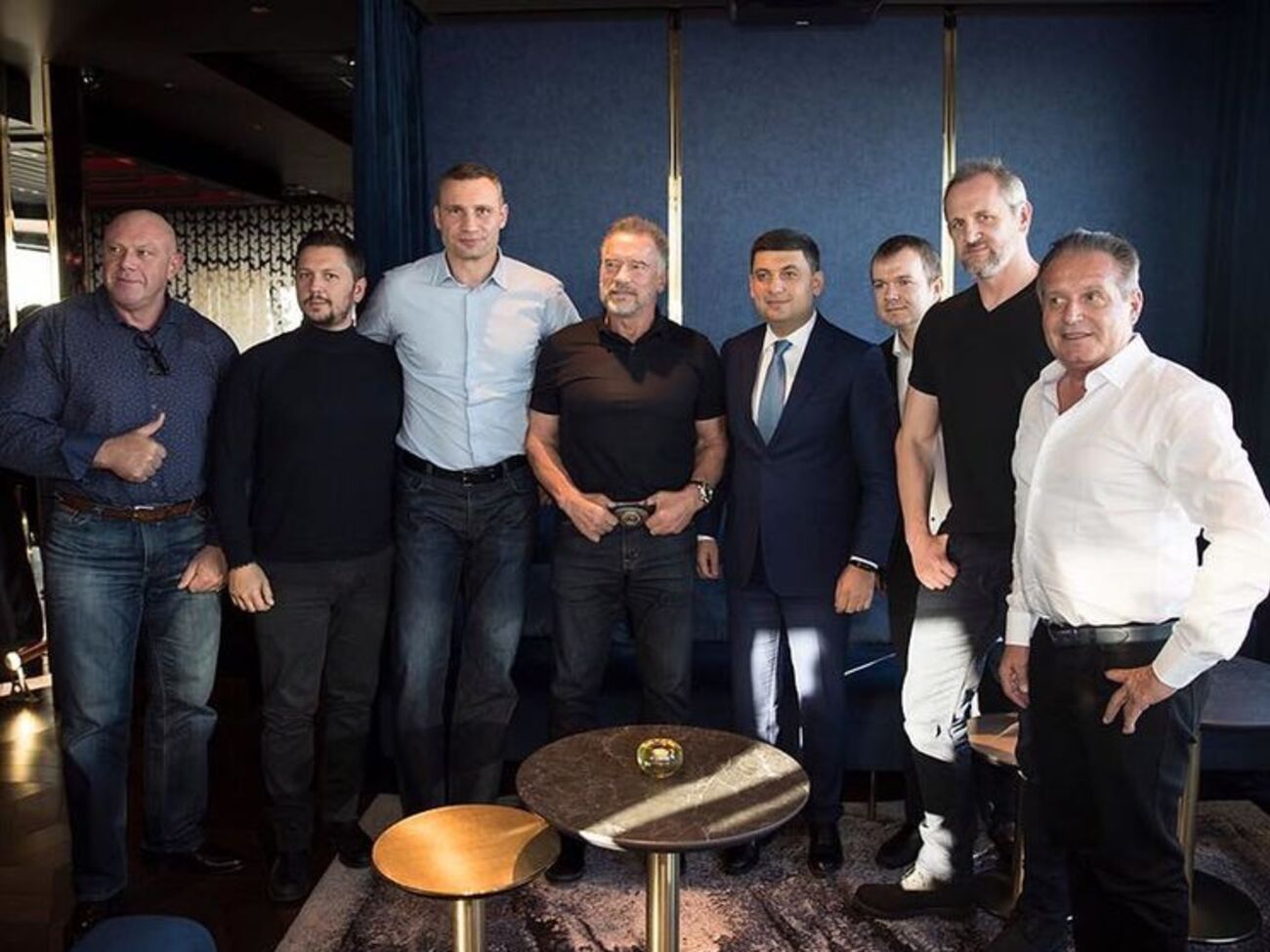 Шварценеггер (четвертий зліва) зустрівся із Гройсманом (п'ятий зліва) 13 жовтня у Києві