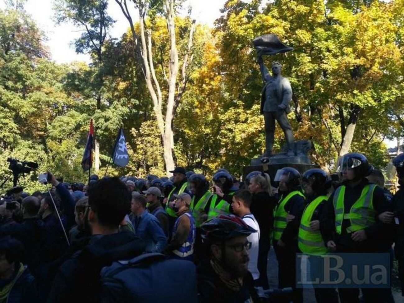 Полицейские оцепили памятник Ватутину