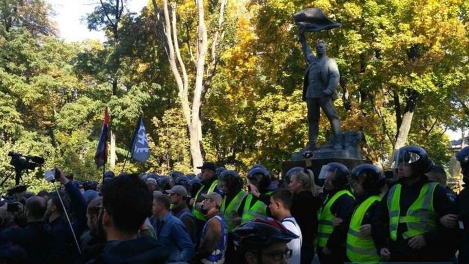 Поліцейські оточили пам'ятник Ватутіну