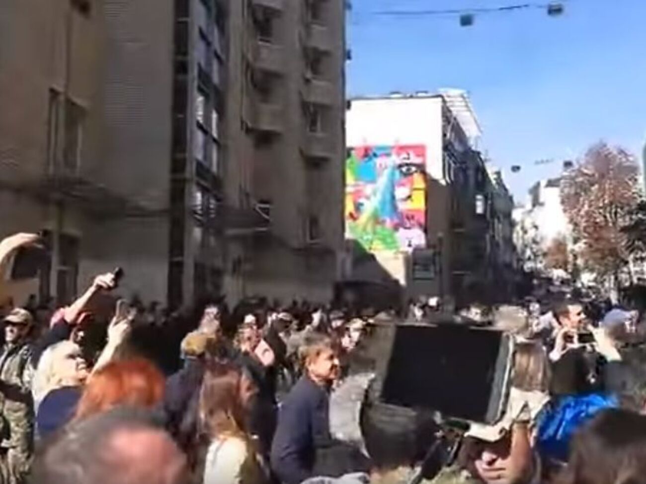 Активісти спробували пронести намет на Майдан Незалежності, але поліцейські спецпідрозділи ТОР його відібрали