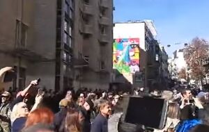 Активисты попытались пронести палатку на Майдан Незалежности, но полицейские спецподразделения ТОР ее отобрали