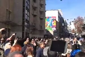 Активісти спробували пронести намет на Майдан Незалежності, але поліцейські спецпідрозділи ТОР його відібрали