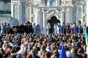 На Софийской площади собралось несколько тысяч человек