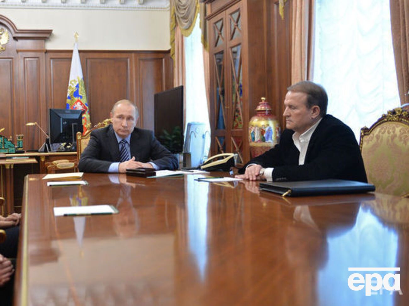 Медведчук (справа) является кумом российского президента