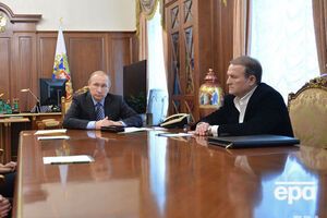 Медведчук (справа) является кумом российского президента