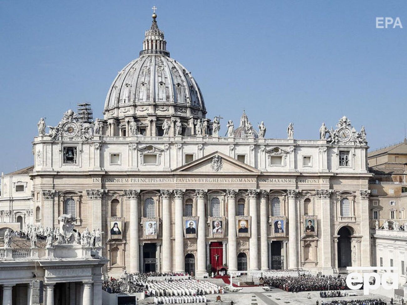 Під час церемонії канонізації на передній частині базиліки Святого Петра вивісили портрети нових святих