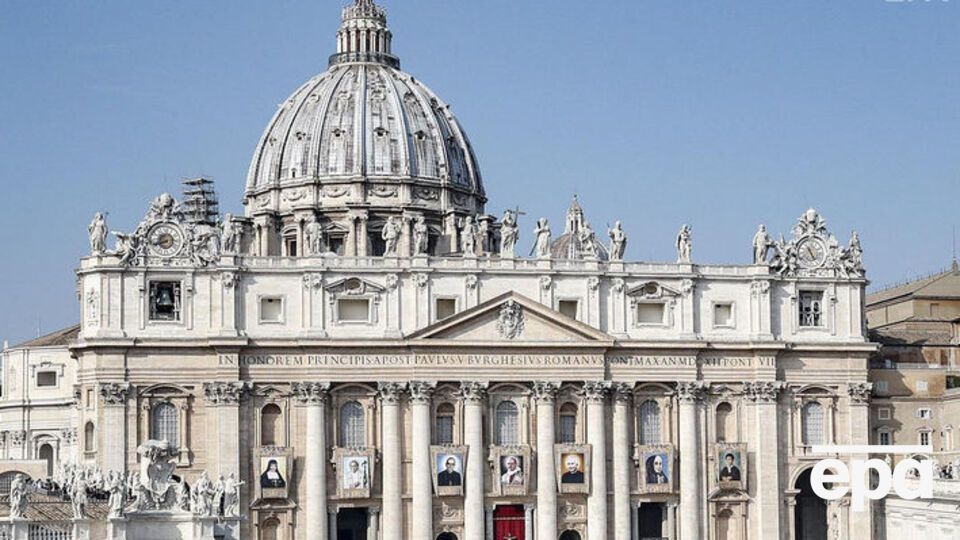 Во время церемонии канонизации на передней части базилики Святого Петра вывесили портреты новых святых