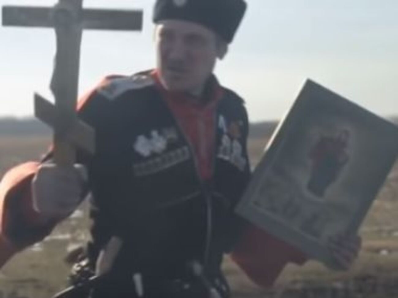 Присутствующим показали видео с пророссийскими боевиками (кадр из видео)
