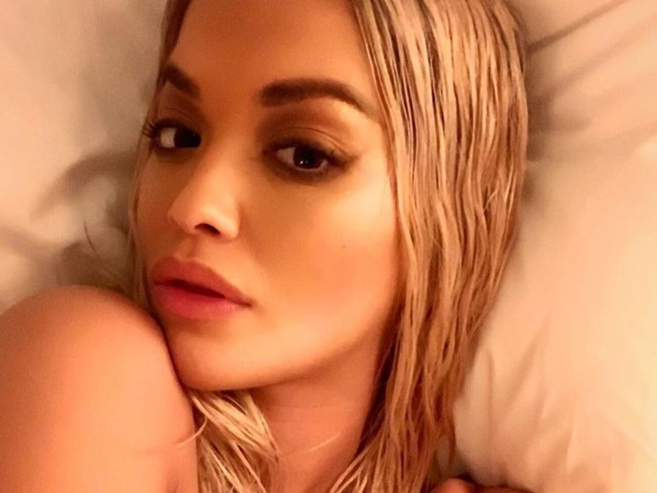 Ріта Ора показала оголене тіло