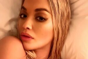 Ріта Ора показала оголене тіло