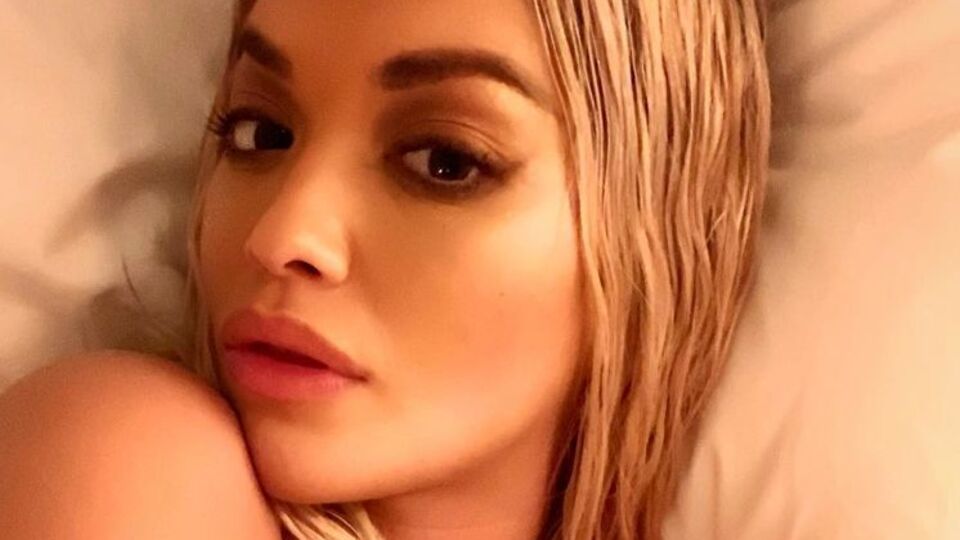 Ріта Ора показала оголене тіло