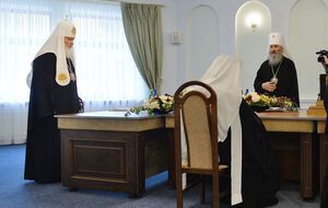 Митрополит Онуфрий (стоит справа) участвовал в заседании в Минске