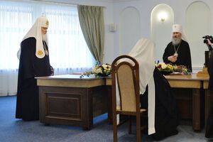 Митрополит Онуфрій (стоїть праворуч) брав участь у засіданні в Мінську