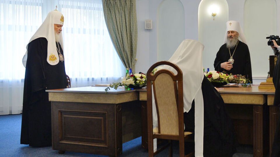 Митрополит Онуфрий (стоит справа) участвовал в заседании в Минске