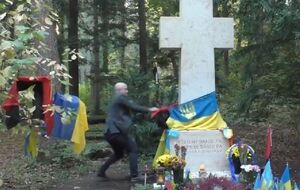 Филлипс сорвал с могилы украинские флаги